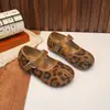 Sapatos de couro para meninas modelo 2026, sapatos Mary Jane de couro camurça retrô coreanos com uma tira, sapatos de sola macia plana tipo casco de porco
