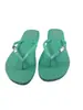 Chinelos de flip-flop de cor sólida de espuma de borracha de alta qualidade com logotipo de metal europeu e americano Fábrica personalizada profissional de Guangdong Dongguan