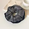 Scrunchie xadrez preto e branco de quatro camadas, estilo coreano da moda, perfeito para criar um rabo de cavalo baixo chique, um acessório de cabelo doce e feminino