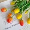 Arreglo artificial de tulipanes de silicona suave de 5 tallos, adecuado para la decoración de la sala de estar o el escritorio, disponible en stock