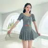 Traje de baño de dos piezas a cuadros para mujer, estilo nuevo 2026, al por mayor, elegante, sexy, conservador, ajustado, con fruncido, traje de baño estilo coreano