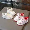 2026 Niños Primavera Nuevo Dibujos Animados Año Nuevo Zapatos de Lona Rojos Niñas Lindos Modernos Versátiles Casuales Zapatos Blancos Zapatos Deportivos