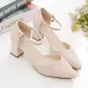 Sapatos Femininos Moda 2026 Primavera/Outono Novos Fivela Macia Uma Tira Vazados Salto Grosso Bico Fino Corte Baixo Biqueira Coberta