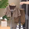 Nova Coleção Primavera 2024 Meninos Cardigan de Listras Verticais Manga Longa Terno de Três Peças Roupa Casual para Bebê Menino Terno de Uma Peça Dropshipping