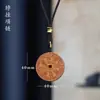 Pingente de Moeda do Espírito da Montanha de Madeira de Jujuba Fulminada com Design de Moeda Antiga Bagua Embossado, Ferramenta Ritualística Taoísta, Ornamento Artesanal de Mão