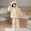 Pijama feminino de outono e inverno, novo conjunto de loungewear com capuz em fleece de coral estilo cartoon, adequado para crianças usarem tanto em ambientes internos quanto externos