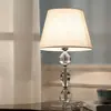 Lámpara de mesa de cristal, una lujosa luminaria de estilo europeo, adecuada para una sala de estar posmoderna, como lámpara de pared de fondo o como lámpara de noche en el dormitorio; diseño simple y moderno