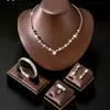 Conjunto de Joias Elegante para Casamento Mais Vendido Estilo Europeu e Americano Colar Geométrico, Pulseira, Brincos e Anel Conjunto de Quatro Peças para Mulheres