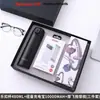 Set de regalo personalizado que incluye un termo, una laptop, una batería externa y un paraguas, con el logotipo de una empresa, adecuado para eventos de negocios y como regalo práctico