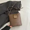 Bolso de mano de alta gama, a la moda, para mujer, nueva colección 2026, chic y retro, bolso tipo cubo simple, bolso cruzado y de hombro de nicho