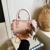 Bolsa de mão casual de grande capacidade para o verão e bolsa transversal tipo travesseiro, design liso estilo coreano, nova bolsa bowling para mulheres com toque de qualidade