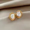Pendientes de botón de perla irregular geométrica simple con aguja de plata, vintage y elegantes, versátiles y versátiles, con un toque único y de alta gama