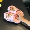 Sandálias perfuradas infantis para o verão, chinelos de desenho animado para meninos e meninas, sapatos perfurados para casa, bebê, internos e externos, resistentes a odores