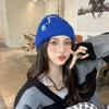 Estilo de Día de Otoño e Invierno Oso Lindo Bordado Gorro de Lana para Mujer Cálido Protección para Orejas Etiqueta de Tela Sonriente Gorro Tejido Moderno Combinable con Todo