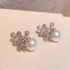 Pendientes Cruzados Florales de Perlas Artificiales para Mujer Estilo Elegante y Fresco Accesorios Estilo Popular Transfronterizo Artículos Más Vendidos