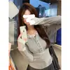 Camiseta de Manga Comprida para Uso Diário no Deslocamento Feminina 2025 Nova Coleção Início da Primavera Slim Fit Cor Contrastante Camisa Básica Gola Redonda Top Versátil