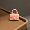 Novo Produto Estilo Xiaoxiangfeng Gotejamento de Óleo Duas Cores Rosa Preto Bolsa Acolchoada Pequeno Broche Versátil Fashion Dourado Pin Personalizado