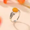 Yuebao Jewelry Plata de Ley S925 Patrón de Hierba Tang Vintage Huevo de Ámbar con Forma de Huevo Estilo Étnico Antiguo Anillo Único de Nicho Venta al por Mayor