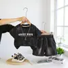 Conjunto de Roupa de Verão para Meninos 2026 Novo Estilo Coreano Moda Short Manga Curta Calça Conjunto de Duas Peças Fresco e Estiloso para Bebês Tendência