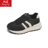 28163 Zapatos Deportivos Transpirables de Malla para Mujer Estilo Nuevo Verano y Otoño 2025 Zapatos Forrest Gump Zapatos de Padre de Suela Gruesa Ligeros y Antideslizantes