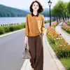 Conjunto de duas peças elegante e moderno de outono: suéter de tricô com gola combinado com calça de corte reto