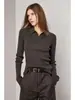 JISGN: Una capa base de punto suave y amigable con la piel con un toque de oro, que encarna elegancia y sofisticación.. Hilo Yangzi alemán, cuello POLO
