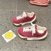 Zapatos Deportivos Casuales Versátiles de Alto Diseño Estilo Coreano 2026 Zapatos para Correr al Aire Libre de Suela Gruesa para Mujer Verde Rojo