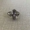Anillo floral personalizado dulce y fresco para mujer, delicado y lujoso, anillo abierto finamente elaborado, anillo minimalista de alta gama estilo ins para el dedo índice