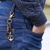 Llavero de piel de vaca vintage para hombre, directo de fábrica punk, colgante de calavera de aleación de bronce, colgante de mochila para niña