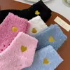 Calcetines de coral para mujer, bordados con corazones, calcetines cortos con suela de gel antideslizante para pisos, engrosados para abrigar, no hacen bolitas, calcetines para dormir