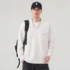 Camiseta masculina de manga longa, novo modelo outono 2026, gola redonda, corte solto, casual, com bolsos, cor sólida, versátil e moderna