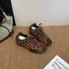 Tênis de Treino Alemão Feminino com Estampa de Leopardo e Elevação Oculta Outono 2026 Retro Ballet Sola Grossa Sola Macia Esportivo Casual Sapatos Forrest Gump para Pessoas Baixas