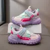 Sapatos de menina, tênis respiráveis de malha, novo modelo outono 2026, solado de pneu com velcro, sapatos estilo pai, tênis de corrida para meninos