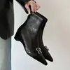 Botas elásticas de punta fina con tacón grueso, estilo maduro pero juvenil, para mujer, nueva llegada Otoño/Invierno 2026, botas de moda adelgazantes, hebilla de cinturón, botines de cuero repujado
