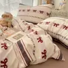 Temporada de Novos Alunos de 2026 Conjunto de Quatro Peças de Algodão Macio e Fofo, Conjunto de Três Peças de Roupa de Cama Artística e Fresca para Estudantes