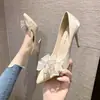 Tacones altos estilo hada para mujer, tacón fino, nuevo estilo 2024, chica con temperamento, lazo, pedrería, punta fina, zapatos de salón, zapatos de dama de honor