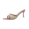 Sapatos femininos oversized estilo europeu, coleção primavera 2026, novas sandálias de uma tira de comércio exterior com strass e design de bico aberto