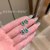 Venta al por mayor de fábrica suministro en vivo material natural peligroso Aretes de calabaza verde Yang diseño pequeño y fresco incrustaciones de plata s925 para mujer