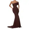 Elegante vestido de fiesta bodycon asimétrico de estilo europeo y americano con hombros descubiertos y bajo en forma de trompeta de flor de la mañana, entallado a la cintura, vestido largo estilo ins