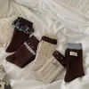 Meias cor de café femininas meias japonesas doces florais de cano médio tecido com letras patch de tecido renda meias longas versão coreana laço meias largas