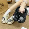 Moda Color Blanco y Negro Cuadros Caramelo Gatito Lindo Estilo Ins Versátil Otoño e Invierno Rosa Femenino Zuecos con Lindos Dijes para Zapatos DIY