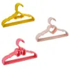 Percha de plástico personalizada para ropa de bebé, percha organizadora de plástico no deformable para camisas de ropa infantil, estante para armario del hogar