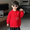 Suéter de moletom infantil 2026 novo estilo outono e inverno infantil inverno malha vermelha bebê padrão de coração suéter de lã para usar por cima