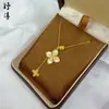 Conjunto de Pulseira e Colar de Trevo de Quatro Folhas com Concha Branca Incrustada de Diamantes Banhado a Ouro 24K em Novo Estilo Chinês para Mulheres