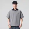 Camiseta de Manga Corta Falsa de Dos Piezas Estilo Nuevo 2026, Tendencia Retro Americana, Versátil con Apliques, Top de Bloques de Color de Verano con Cuello de Solapa para Hombre