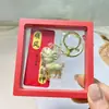 Colgante Dorado para Teléfono Móvil Serie Año de la Oveja Estilo Nuevo Oveja Pequeña Doble Cara Llavero de Oro Macizo Actividad Cultural y Creativa Conductor de Tráfico Pequeño Regalo