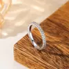 Anillo de Luz de Zirconia Incrustada en Oro Real Chapado en Cobre Transfronterizo Europeo y Americano Lujo Ligero Sensación de Alta Gama Anillo para el Dedo Joyería de Mano Versátil Fabricante Venta al por Mayor en Stock