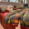 Juego de ropa de cama de cuatro piezas de gasa de doble capa estilo minimalista clase A para maternidad, amigable con la piel para dormir desnudo, sábana y funda de edredón, juego de tres piezas para dormitorio de estudiante