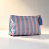2026 Nova Bolsa de Maquiagem Listrada em PVC com Zíper de Franja Bolsa de Armazenamento Cosmético Bolsa de Higiene Pessoal Impermeável para Viagem