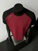 Marca de Moda Americana de Calle Camiseta Negra y Roja con Bloques de Color, Manga Corta, Diseño Casual Unisex con Hombros Acolchados, Top de Moda